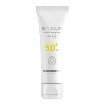 BCN Solar protects the skin from UV rays, preventing their harmful effects such as accelerated aging, cellular damage, and hyperpigmentation.