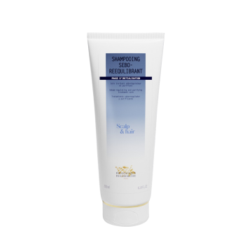 Shampooing Sébo-rééquilibrant promotes natural sebum regulation and effectively eliminates sebum from the very first use. The scalp is rebalanced and purified, and the hair stays clean for longer.

